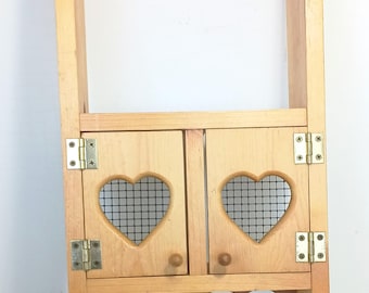 Estantería vintage de los 80 con forma de corazón recortado, estilo granja y cottagecore.