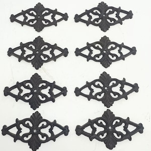 以下が含まれることがあります： クリーム、ライトグレー、ダークグレーの斑点模様のマット仕上げのセラミックマグカップ3個セット。各マグカップはシンプルでミニマリストなデザインで、コーヒーや紅茶に最適です。