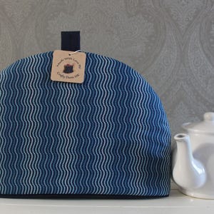 Tea Cosy au design géométrique : couvre-théière moderne Dotty Waves