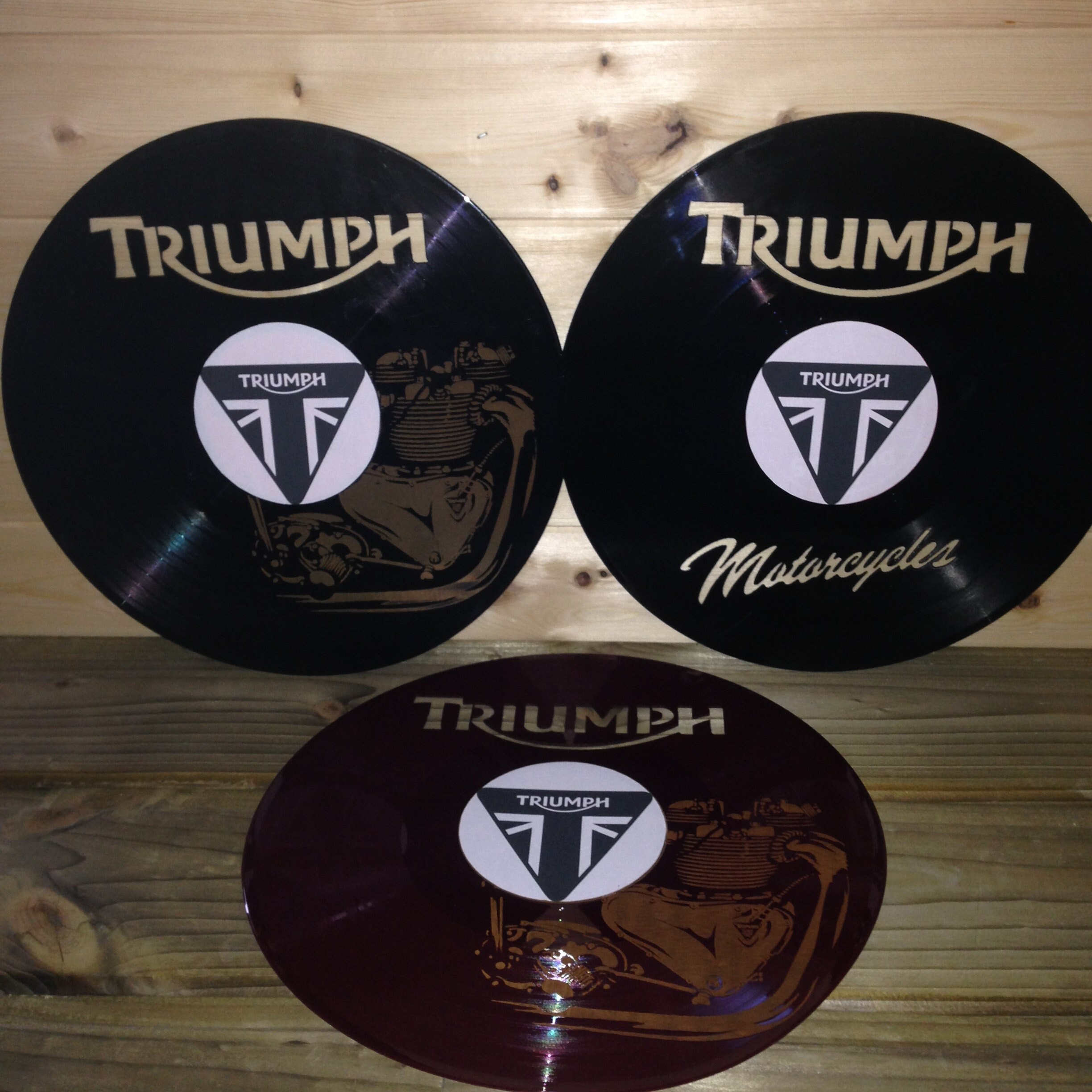 Décoration Murale Dans Un Vrai Disque Vinyle 33 Tours Noir ou Rouge - Triumph, Motorcycle, Moteur