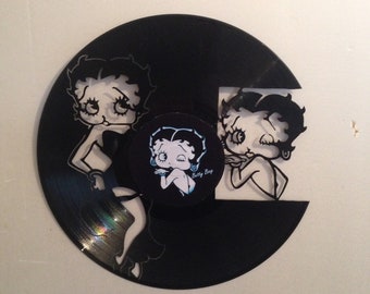 Décoration murale / horloge dans un vrai disque vinyle 33 Tours recyclé - Betty Boop, Pinup