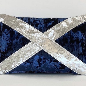 Schottisches Saltire-Kissen aus gecrashtem Samt