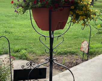 Tulip style plant stand with self-watering flowerpot