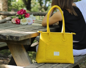 Felt bag woman, yellow bag in wool felt, laptop bag with handles, zip top bag, everyday handbag, shopper with pockets, large shopping bag