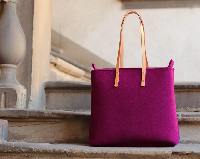 Zip top bag, shoulder bag with long leather handles in mulberry violet wool felt with zipper, shopping wool, laptop shopper large tote bag