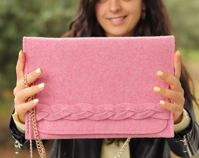 Crossbody bag with chain strap, pink felt bag purse, small shoulder bag in wool felt, chained wallet, wool pink clutch with braid