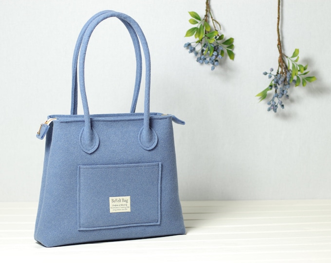 Casual dusty blue bag with handles in wool felt
