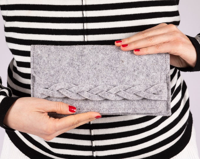 Wallet with braid