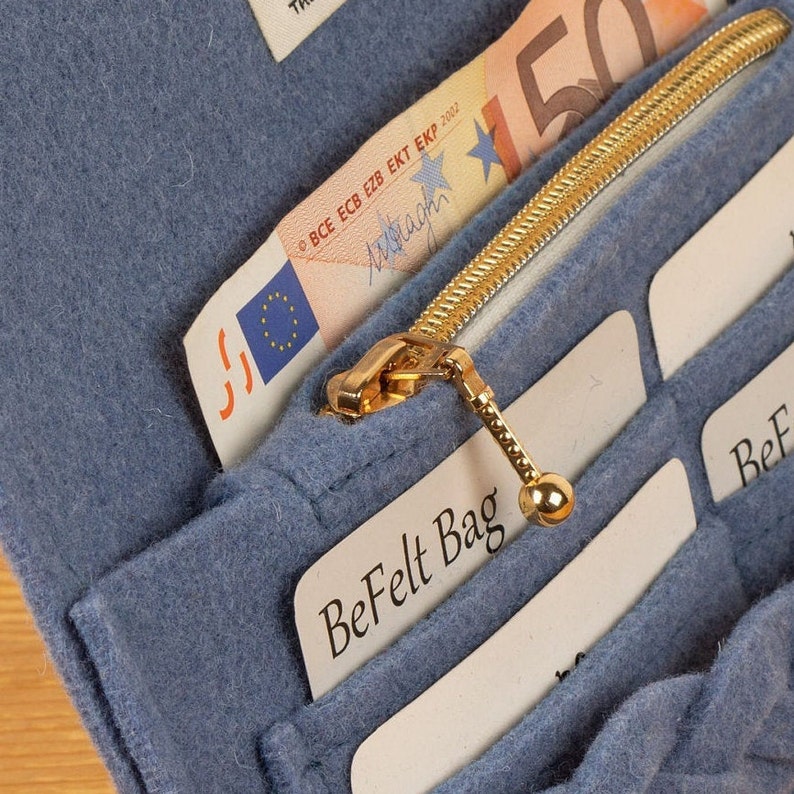 Vilten portemonnee vrouw in stoffig blauw vilt met vlecht, wol indigo blauwe clutch portemonnee, BeFeltBag afbeelding 5