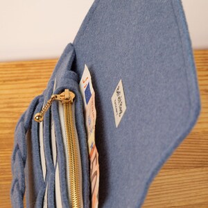 Vilten portemonnee vrouw in stoffig blauw vilt met vlecht, wol indigo blauwe clutch portemonnee, BeFeltBag afbeelding 7