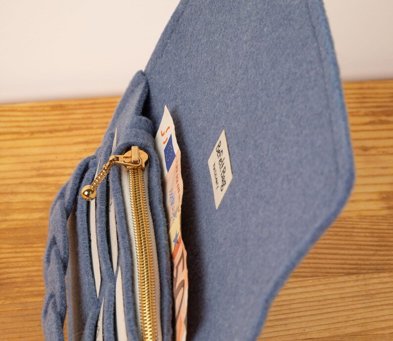 Vilten portemonnee vrouw in stoffig blauw vilt met vlecht, wol indigo blauwe clutch portemonnee, BeFeltBag afbeelding 7