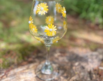 Hand Painted Daisy Wine Glass
