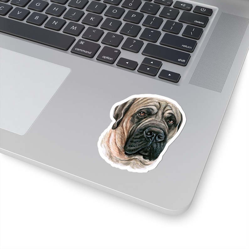 Pode incluir: Uma ilustra&ccedil;&atilde;o em aquarela de um c&atilde;o Mastiff ingl&ecirc;s marrom e preto com uma express&atilde;o s&eacute;ria. A cabe&ccedil;a e os ombros do c&atilde;o s&atilde;o mostrados na ilustra&ccedil;&atilde;o.