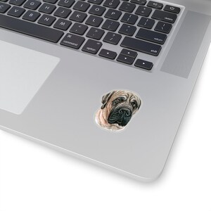 Pode incluir: Uma ilustra&ccedil;&atilde;o em close-up de um c&atilde;o Mastim Ingl&ecirc;s de cor bege com pelo preto ao redor dos olhos e do nariz. O c&atilde;o est&aacute; olhando diretamente para o espectador.