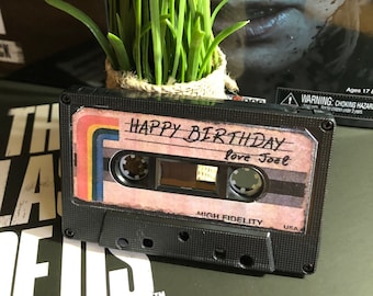 Cassette d'anniversaire The Last of Us, Apollo 11 Launch d'Ellie « Happy Birthday, Love Joel », cassette audio de travail TLOU, cosplay