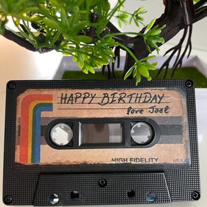 Kaseta magnetofonowa inspirowana grą urodzinową: replika kasety audio Ellie w stylu vintage