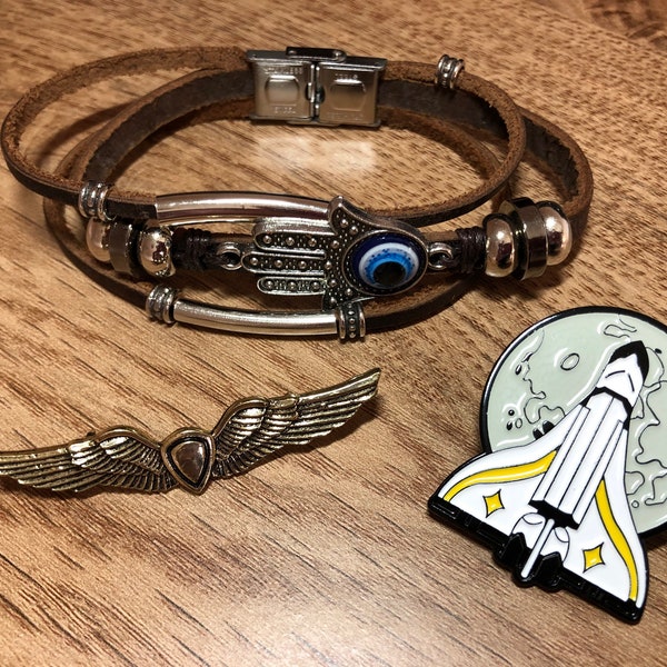 The Last Of Us Part 2 Bracelet + Wings + Rocket Pin Badges + Stickers | New TLOU Ellie's / Dina's Bracelet + 2 pin badges + stickers...