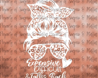 Könnte beinhalten: Ein weißes Grafikdesign auf einem roségoldenen Metallic-Hintergrund mit einer unordentlichen Dutt-Frisur, einem Stirnband mit Leopardenmuster und passender Sonnenbrille. Unter der Brille steht der Text Expensive Difficult & Talks Back.