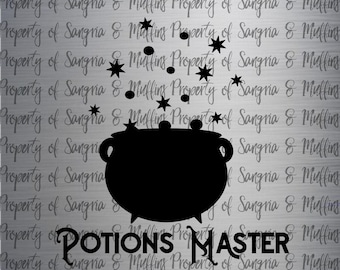 Könnte beinhalten: Eine schwarze Silhouettengrafik eines Kessels mit aufsteigenden Sternen und Blasen, platziert über dem Text POTIONS MASTER. Das Design befindet sich vor einem hellgrauen Hintergrund mit einem wiederholten Wasserzeichen des Textes Property of Sangria & Muffins.