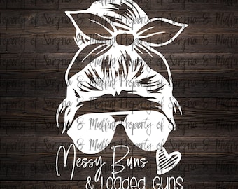 Könnte beinhalten: Ein weißes Vinyl-Aufkleber-Design mit einem unordentlichen Haarknoten mit gebundenem Stirnband, einer Fliegerbrille und einem kleinen Herz. Der Text lautet Messy Buns & LOADED GUNS in einer Kombination aus Schreib- und serifenloser Schrift.