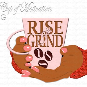 Könnte beinhalten: Eine rosa Kaffeetasse mit dem Text "RISE & GRIND" in braunen Buchstaben. Die Tasse wird von zwei Händen in roten Strickhandschuhen gehalten. Auf der Tasse befinden sich zwei braune Kaffeebohnen.