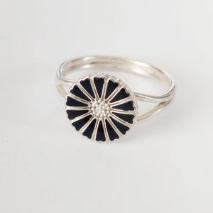 Bernhard Hertz. Danish Sterling Silver Daisy Ring with Black Enamel Size 7,5/ 56