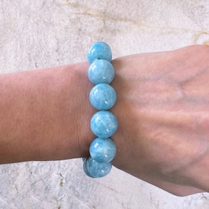 K&ouml;nnte beinhalten: Ein hellblaues Aquamarin-Armband mit runden Perlen.
