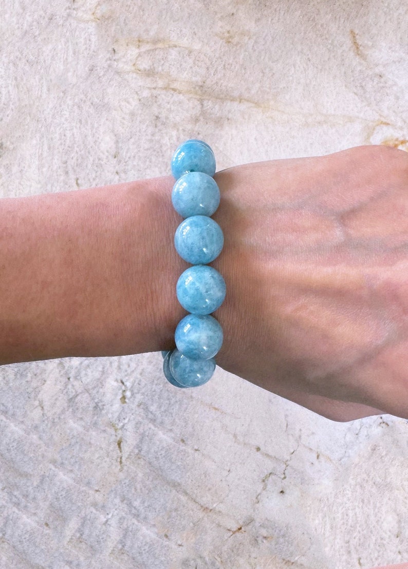 K&ouml;nnte beinhalten: Ein hellblaues Aquamarin-Armband mit runden Perlen.