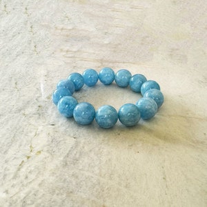 K&ouml;nnte beinhalten: Ein hellblaues Aquamarin-Armband mit runden Perlen.
