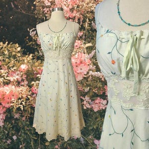 Betsey Johnson vintage y2k 00s embroidered floral pattern on off-white milkmaid ribbon dress cottagecore coquette retro garden 50s bombshell