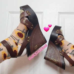 Betsey Johnson vintage y2k boho gold floral painted wood platform wedge sandals size 8.5 elf fairycore romantic 70s style 90s 2000s