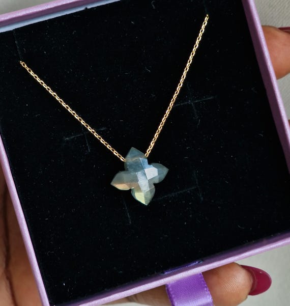 Collana pendente con ciondolo in moissanite placcato oro con nove diamanti di fa