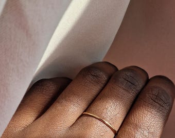 Anello impilabile in oro 14k con sottile fascia delicata riempita d'oro per donna da 1 mm