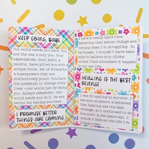 Peut inclure: Une carte de citation motivationnelle color&eacute;e avec le texte "Keep Going, Babe." et "I Promise Better Things Are Coming." sur le c&ocirc;t&eacute; gauche. Le c&ocirc;t&eacute; droit pr&eacute;sente le texte "Healing is the Best Revenge" et une citation sur le fait de surmonter les d&eacute;fis et de croire en un avenir meilleur.