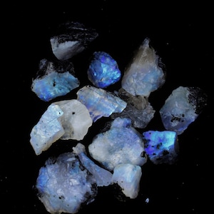 250 Carat 12-15 Pieces Big Size Natural Blue Sheen Moonstone Rough Wholesale Moonstone Rough Gemstone Blue Fire Rainbow Moonstone V57-3