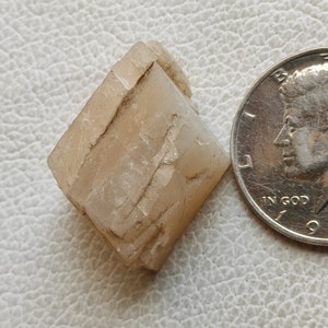 Piedra lunar cruda africana áspera rara piedra lunar blanca sedosa cristal piedra preciosa curativa piedra lunar metafísica áspera para envolver alambre R13402