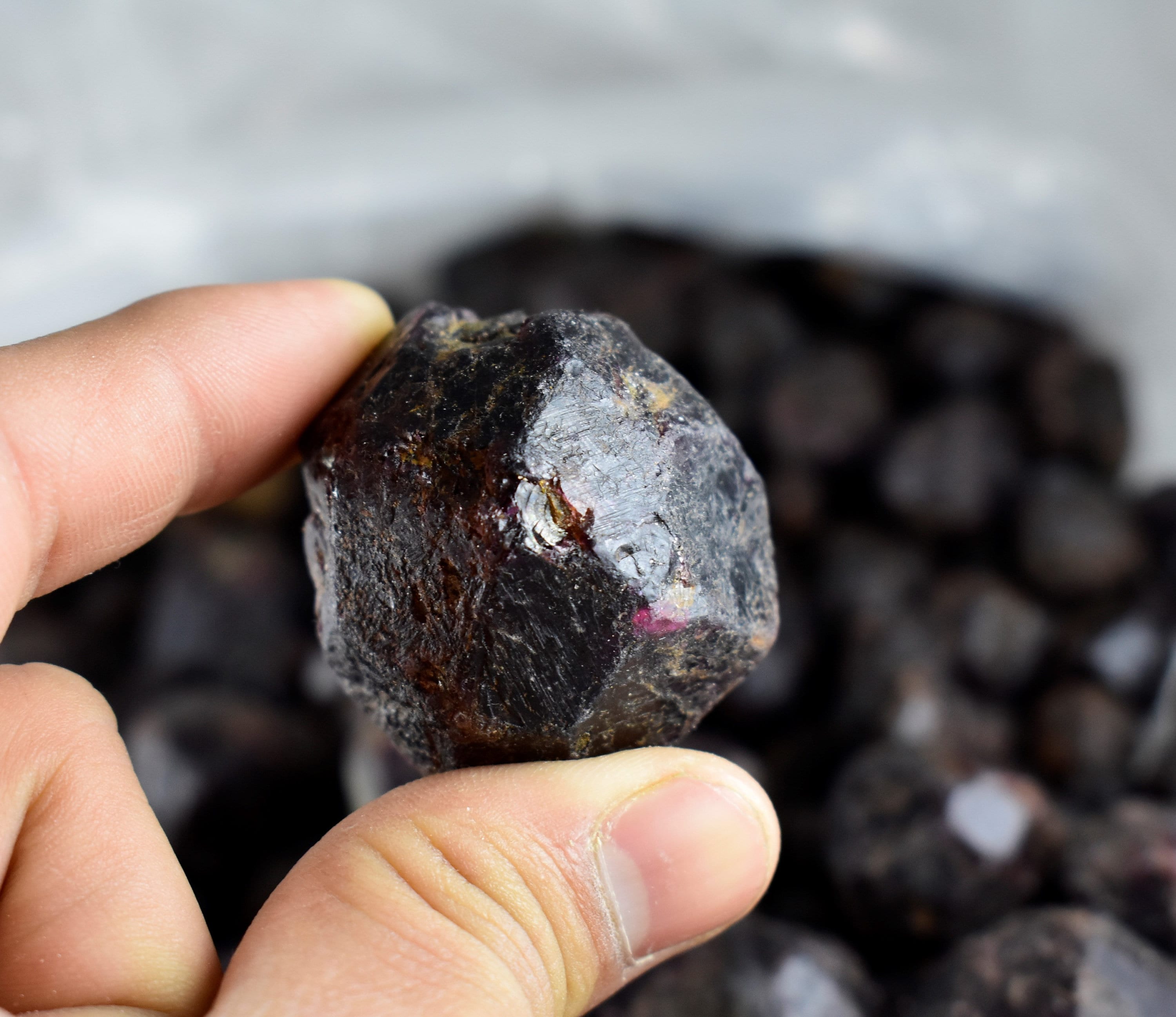 Sierslo XICI 10pcs Natural Garnet Crystal Stone Raw Original Tumbled Stone Red Wine Rough Stones Healing Specimen Minerals