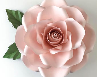 Könnte beinhalten: Eine große, blassrosa Papierrose mit grünen Papierblättern. Die Rose besteht aus mehreren Papierschichten, die einen 3D-Effekt erzeugen.