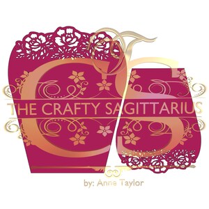 K&ouml;nnte beinhalten: Ein digitaler Download einer Laser-Schnittdatei f&uuml;r eine dekorative Box mit floralem Design. Die Box ist in Form des Buchstabens "S" gestaltet und hat ein rosa-goldenes Farbschema. Der Text "THE CRAFTY SAGITTARIUS by: Anne Taylor" ist im Design enthalten.
