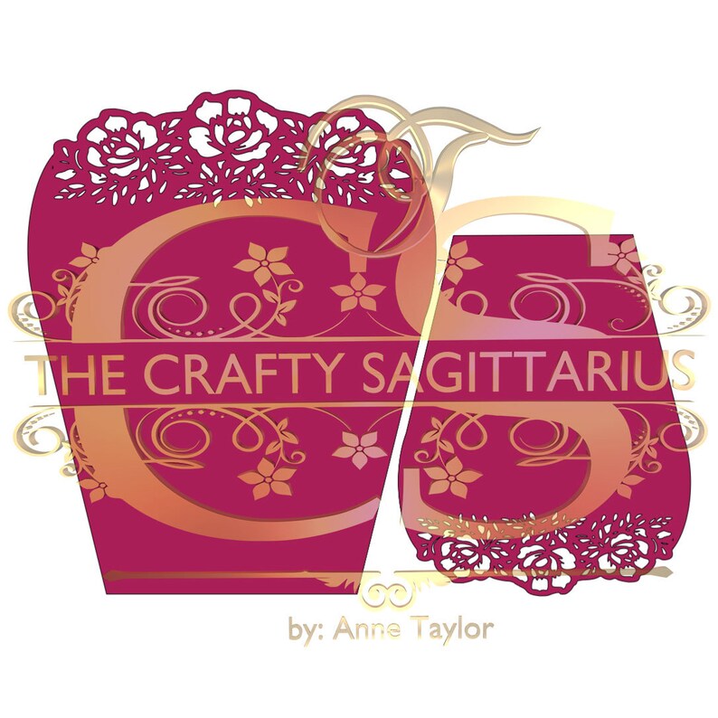 K&ouml;nnte beinhalten: Ein digitaler Download einer Laser-Schnittdatei f&uuml;r eine dekorative Box mit floralem Design. Die Box ist in Form des Buchstabens "S" gestaltet und hat ein rosa-goldenes Farbschema. Der Text "THE CRAFTY SAGITTARIUS by: Anne Taylor" ist im Design enthalten.