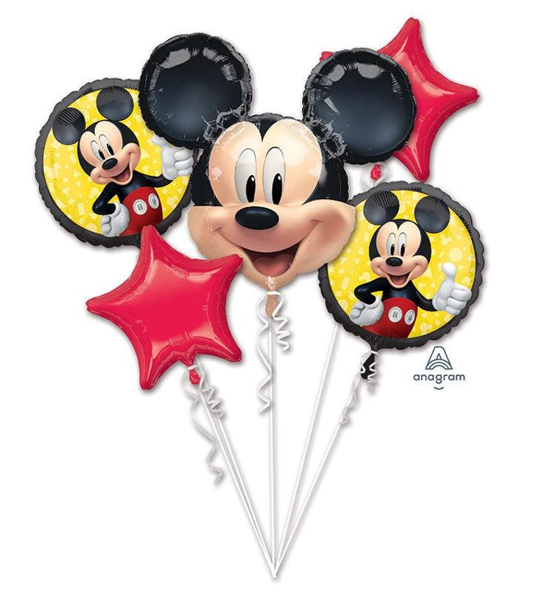 Puede incluir: Un ramo de globos de aluminio con Mickey Mouse. El arreglo incluye un globo grande con la cabeza de Mickey Mouse, dos globos negros con forma de orejas, dos globos rojos con forma de estrella y dos globos redondos con ilustraciones de Mickey Mouse.
