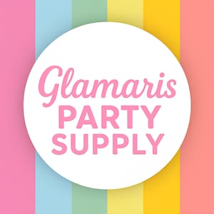 Puede incluir: Un c&iacute;rculo blanco con el texto rosa "Glamaris PARTY SUPPLY" sobre un fondo de rayas verticales en rosa, azul, verde, amarillo y melocot&oacute;n. La imagen es vibrante y colorida.