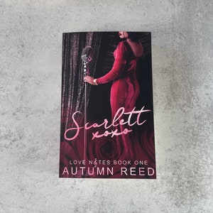 Könnte beinhalten: Buchcover mit einer Frau in einem roten Kleid, die vor einem Mikrofon mit einem rosa-weißen Blumendesign steht und den Text "Scarlett xoxo Love Notes Book One Autumn Reed" trägt.