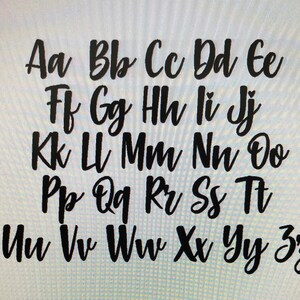 Pu&ograve; includere: Lettere dell'alfabeto corsivo nero dalla A alla Z, visualizzate in una griglia. Le lettere sono in un elegante carattere scritto a mano, perfetto per progetti di design. L'immagine mostra sia le lettere maiuscole che minuscole.