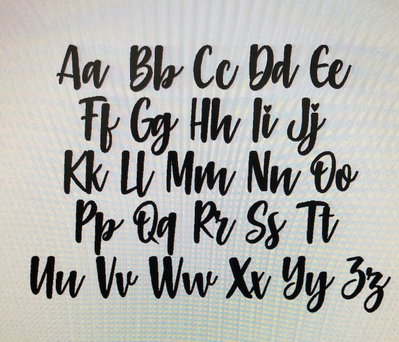 Pu&ograve; includere: Lettere dell'alfabeto corsivo nero dalla A alla Z, visualizzate in una griglia. Le lettere sono in un elegante carattere scritto a mano, perfetto per progetti di design. L'immagine mostra sia le lettere maiuscole che minuscole.