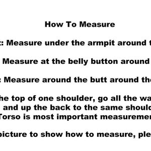 Puede incluir: Texto blanco sobre fondo blanco que proporciona instrucciones sobre c&oacute;mo medir el pecho, la cintura, la cadera y el torso. El texto incluye la frase "How To Measure" y una nota de contacto para obtener ayuda visual.