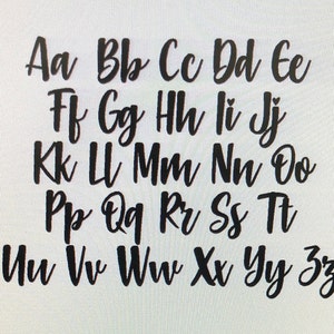 Puede incluir: Letras cursivas negras del alfabeto de la A a la Z, sobre un fondo blanco. Las letras est&aacute;n en un estilo manuscrito, con un toque decorativo. La imagen es una representaci&oacute;n visual del alfabeto ingl&eacute;s.