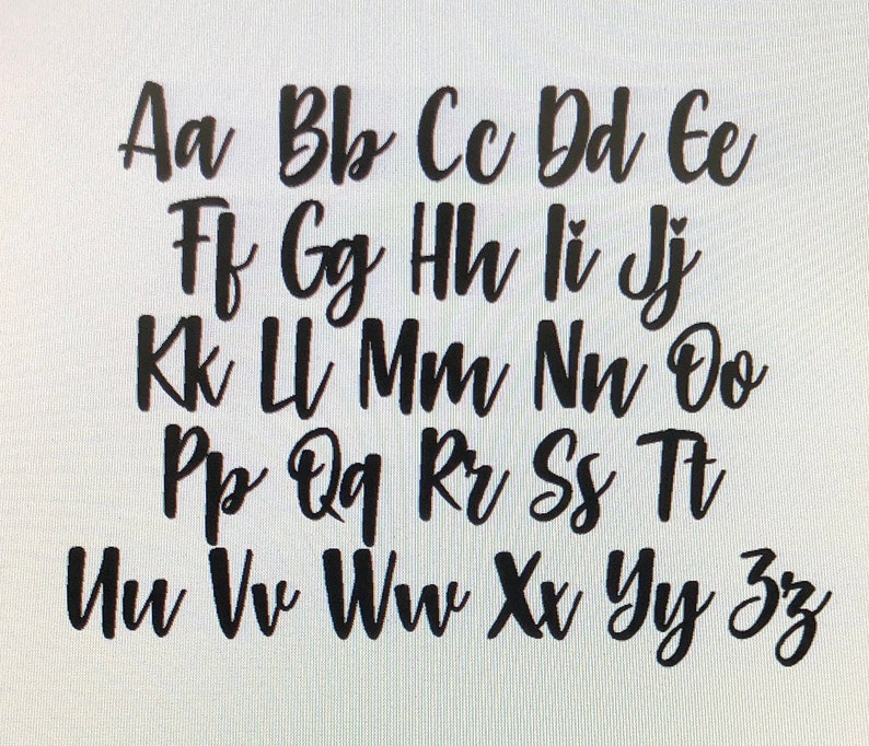 Puede incluir: Letras cursivas negras del alfabeto de la A a la Z, sobre un fondo blanco. Las letras est&aacute;n en un estilo manuscrito, con un toque decorativo. La imagen es una representaci&oacute;n visual del alfabeto ingl&eacute;s.