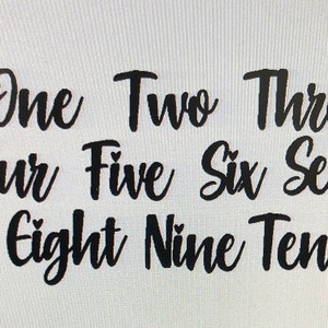 Pu&ograve; includere: Testo nero in corsivo su sfondo bianco che mostra i numeri da uno a dieci. Ogni numero &egrave; scritto per esteso. Piccoli simboli a forma di cuore sono posizionati sopra le parole "Four" e "Eight".