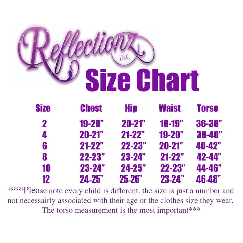 K&ouml;nnte beinhalten: Eine wei&szlig;e Gr&ouml;&szlig;entabelle mit lila Text und einem Logo. Die Tabelle enth&auml;lt Ma&szlig;e f&uuml;r Brust, H&uuml;fte, Taille und Torso, mit Gr&ouml;&szlig;en von 2 bis 12. Der Text enth&auml;lt auch einen Haftungsausschluss bez&uuml;glich der Kindergr&ouml;&szlig;en.